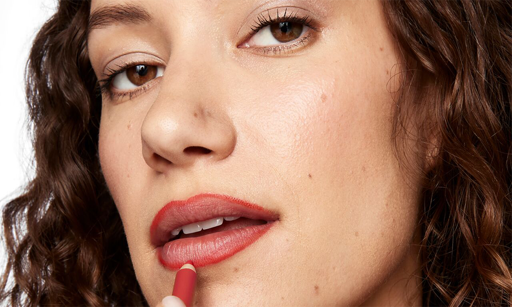 Before and after comparison showing the dramatic effect of lip liner.